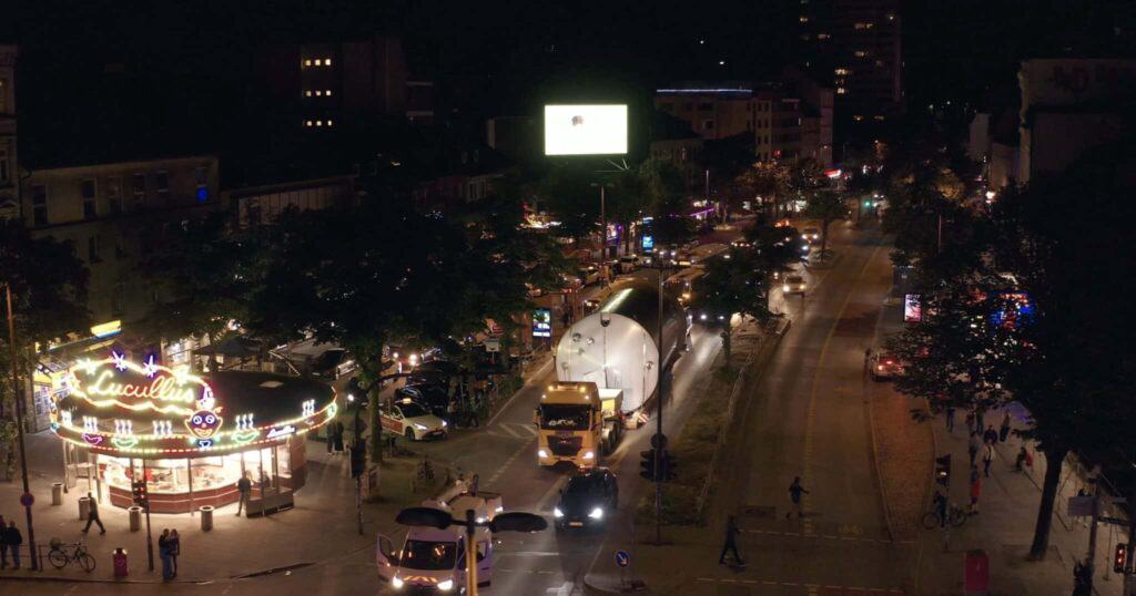 Transport of a process water tank from the Cruise Terminal Altona via the Reeperbahn to Hamburg-Wandsbek