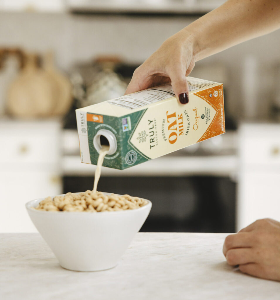Pflanzliche hafermilch für müsli