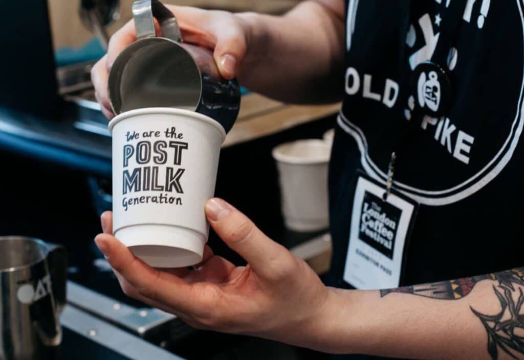 Kaffeebecher mit Slogan von Oatly