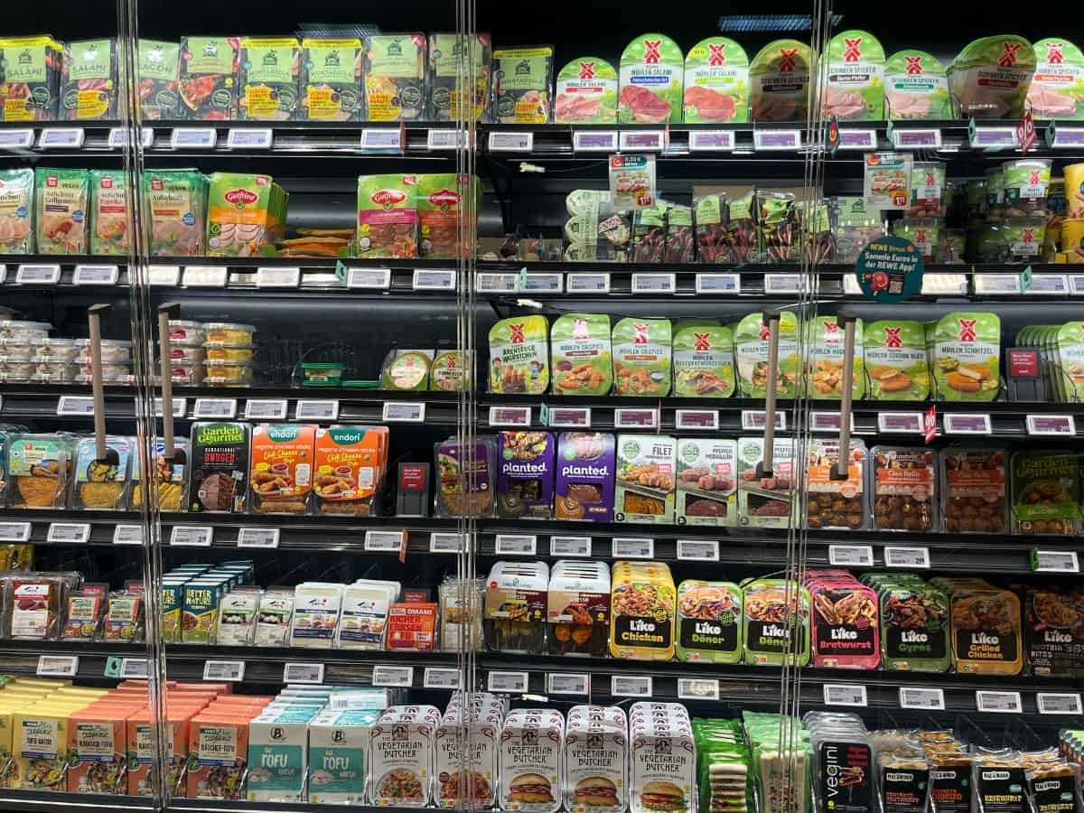Supermarkt regal fleisch alternativen tofu
