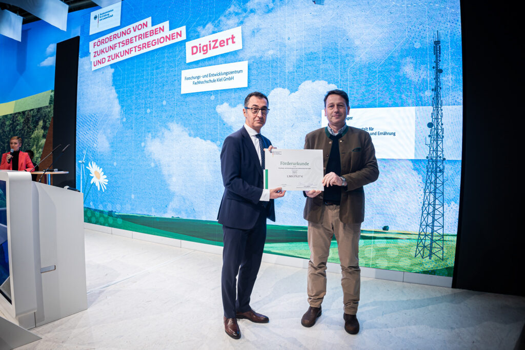 Im januar 2023 überreichte der damailige bundeslandwirtschaftsminister cem özdemir (li. ) prof. Yves reckleben den förderbescheid für das projekt digizert.