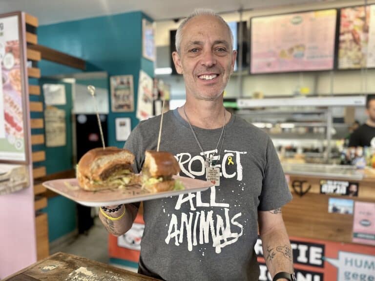 Nir rosenfeld hält teller mit veganem burger in der hand
