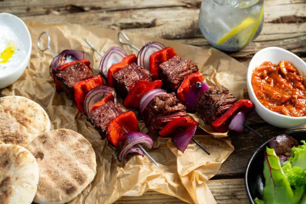 Redefine Flank Steak auf Grillspieß mit Paprika
