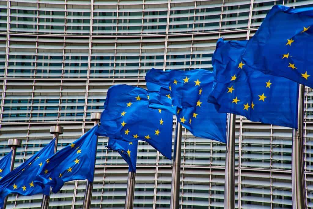 Europaflaggen vor fassade