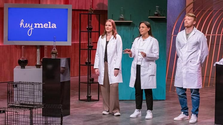 Dr. Alina eilers (l. ), stephanie pfeil-coenen und stanislaus hans präsentieren den veganen schwangerschaftstest hey mela