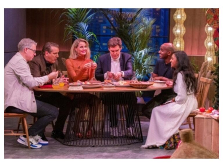 Yemi desalegn (r. ) und bahleby tewelde präsentieren den "löwen" (v. L. ) frank thelen, ralf dümmel, janna ensthaler und carsten maschmeyer mit mamaye eritreisches essen aus dem glas. +++ die verwendung des sendungsbezogenen materials ist nur mit dem hinweis und verlinkung auf rtl+ gestattet. +++