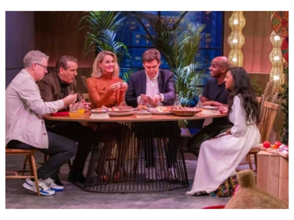 Yemi desalegn (r. ) und bahleby tewelde präsentieren den "löwen" (v. L. ) frank thelen, ralf dümmel, janna ensthaler und carsten maschmeyer mit mamaye eritreisches essen aus dem glas. +++ die verwendung des sendungsbezogenen materials ist nur mit dem hinweis und verlinkung auf rtl+ gestattet. +++