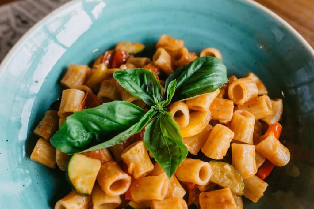 veganes nudelgericht maccheroncini vegetariana auf blauem Teller bei L'Osteria