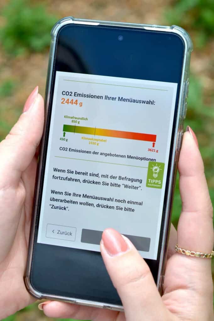 Die Forschenden der Universitaet Bonn gaben den Studienteilnehmern ein Feedback zu den CO2 Emissionen ihrer Menueauswahl
