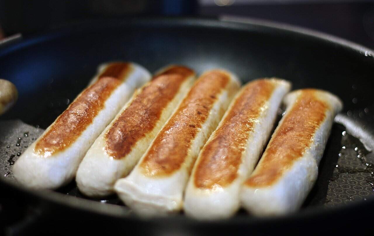 Bratwurst in pfanne