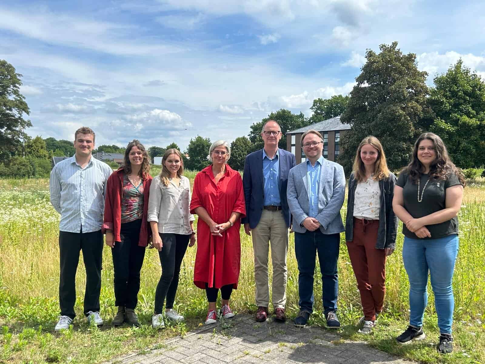 (v. L. N. R. ): tillmann ortland, mascha lepke, julia weidtmann, bettina locklair, professor dr. Karl martin born, professor dr. Christoph schank, leonie hein, katrin geh von der ble © universität vechta