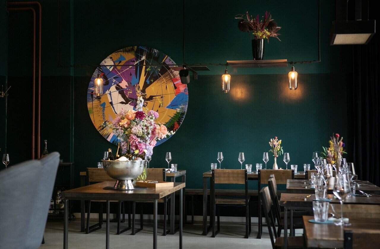 Gedeckter tisch im bonvivant cocktail bistro in berlin