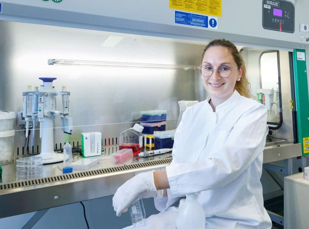 Doktorandin katrin gradl bei arbeiten im zellkulturlabor © leibniz-lsb / j. Krpelan