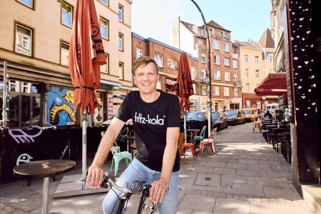 Large 04 fritz kola mirco fahrrad stehend