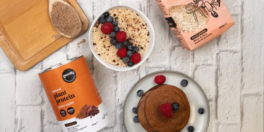 Plant protein verpackung neben porridge und pancakes