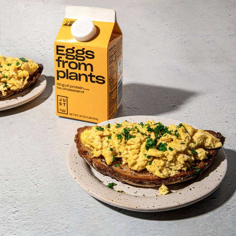 Just Egg Verpackung neben veganer Rührei Stulle